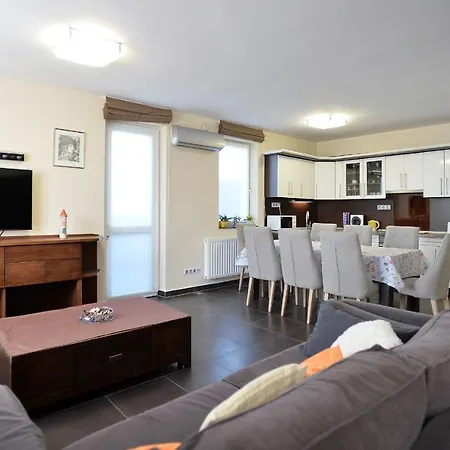 Family Deluxe إغير